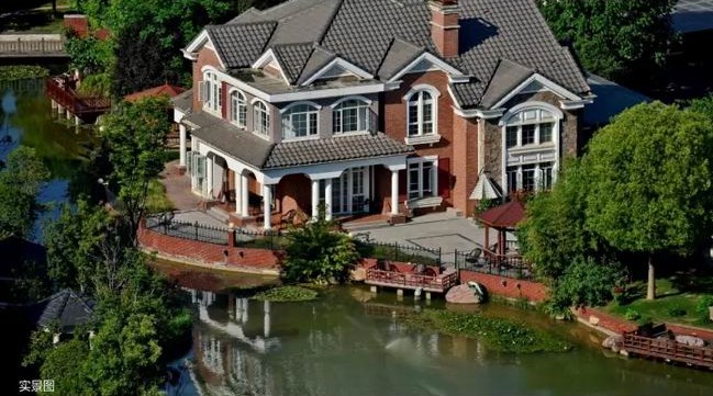 一湖潋天地，，，，，，一墅悦人生